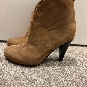 Brown Heeled Boots with Sleek Silhouette